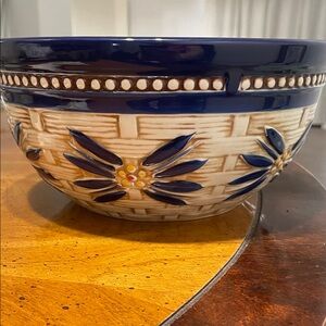 Temp-Tations old world Blue and Cream Floral Bowl 2.0 qr